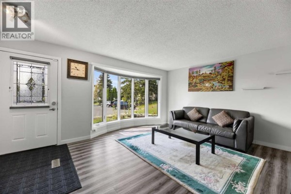 Bedroom - 8035 Huntwick Crescent Ne, Calgary, AB T2K4H7 Photo 5