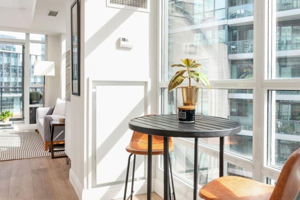 Living room - 804 - 15 Bruyeres Mews, Toronto, ON M5V0A7 Photo 2
