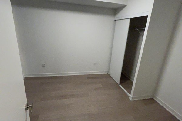 804 - 448 Burnhamthorpe Road W, Mississauga, ON L5B0R4 Photo 5