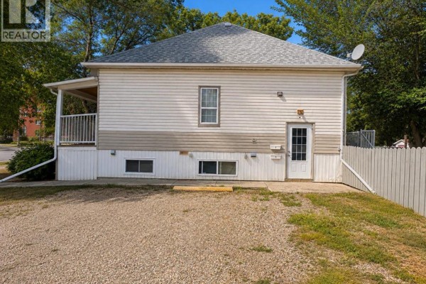 804 8 Street Se, Medicine Hat, AB T1A1M8 Photo 4