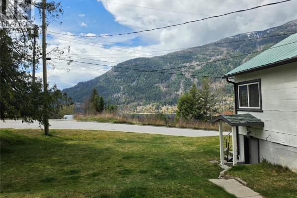 4pc Bathroom - 804 Eighth Street, Nelson, BC V1L3B1 Photo 2