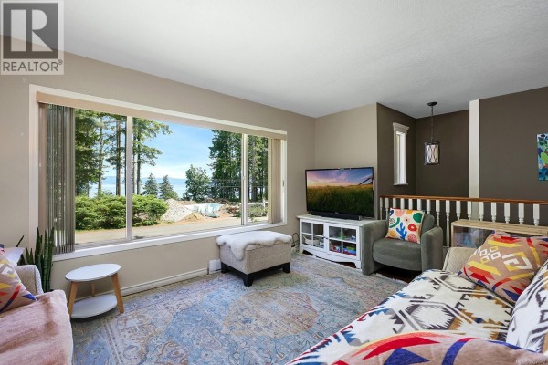 Living room - 8045 Harmony Cres, Merville, BC V0R2M0 Photo 5