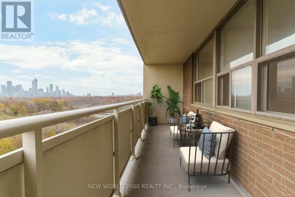 Living room - 805 - 1010 Broadview Avenue, Toronto, ON M4K2R8 Photo 2