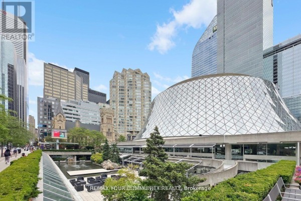 Living room - 805 - 224 King Street W, Toronto, ON M5V1H8 Photo 3