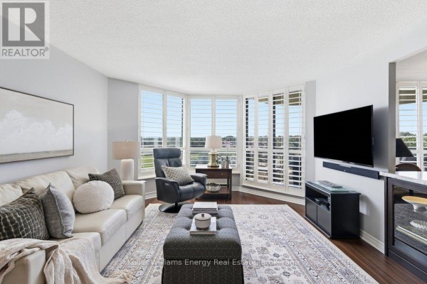 Living room - 806 - 700 Wilson Road N, Oshawa, ON L1G7T5 Photo 4