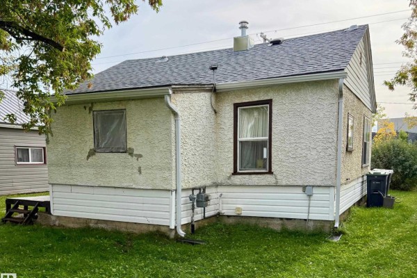 Primary Bedroom - 806 16 Av, Cold Lake, AB T9M1L2 Photo 3