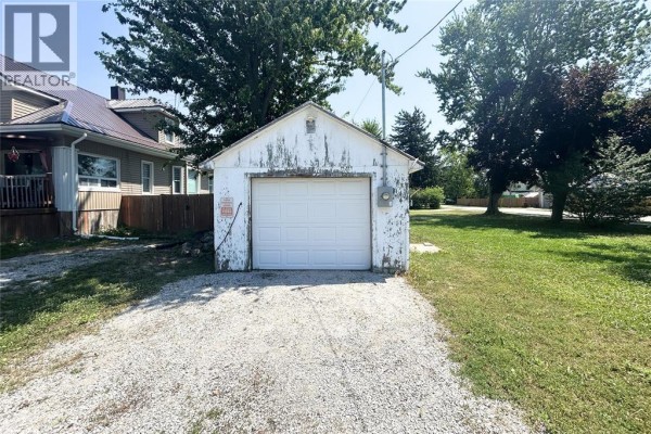 8066 Wallace Street, Brooke Alvinston, ON, photo 3