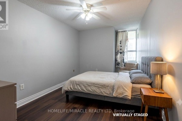 Living room - 807 - 40 Panorama Court, Toronto, ON M9V4M1 Photo 4