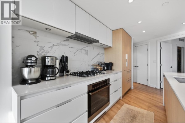 807 1500 Fern Street, North Vancouver, BC V7J0E6 Photo 4