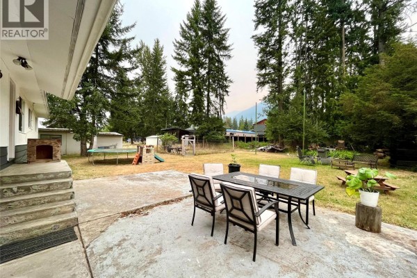 Full bathroom - 807 23 Highway N, Nakusp, BC V0G1R0 Photo 4