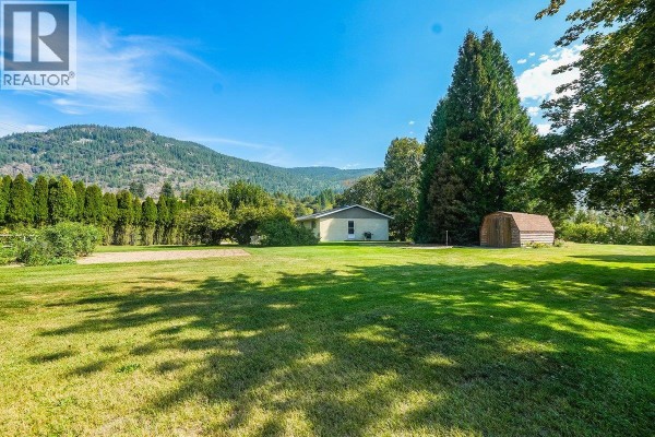 Family room - 807 Waterloo Road, Ootischenia, BC V1N4K8 Photo 5