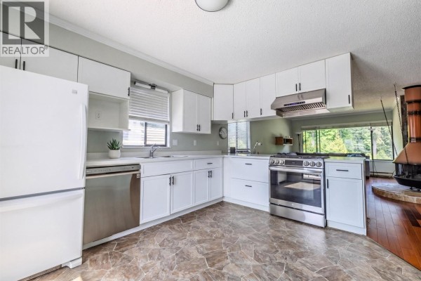 8074-8076 19th Avenue, Burnaby, BC V3N1G3 Photo 3