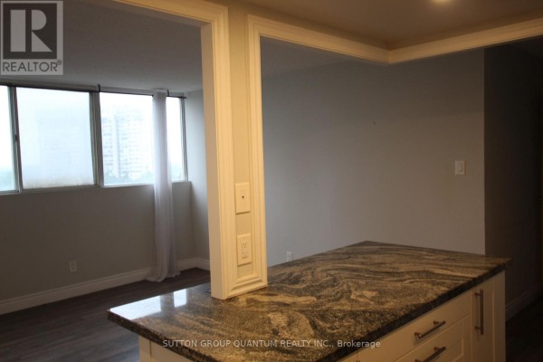 808 - 3700 Kaneff Crescent, Mississauga, ON, photo 3