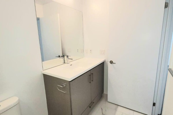 808 - 60 Honeycrisp Crescent N, Vaughan, ON L4K0N5 Photo 5
