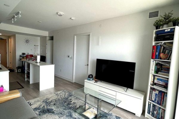 Living room - 808 - 8 Tippett Road, Toronto, ON M3H0E7 Photo 3