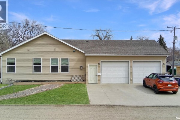 808 Chaplin Street, Swift Current, SK, photo 2