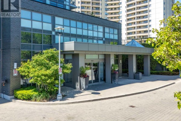 809 - 18 Graydon Hall Drive, Toronto, ON, photo 3