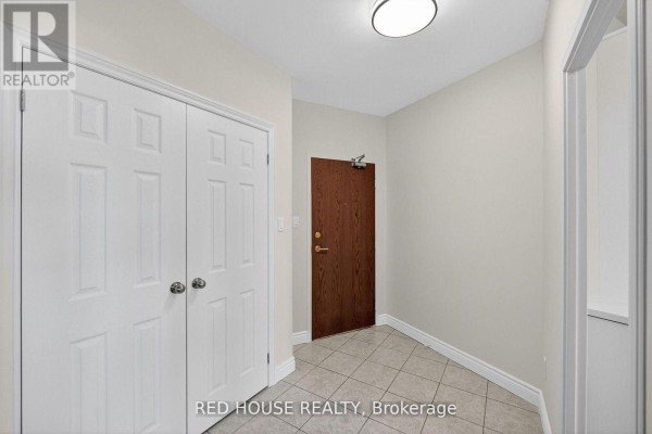Kitchen - 809 - 5250 Lakeshore Road, Burlington, ON L7L5L2 Photo 4