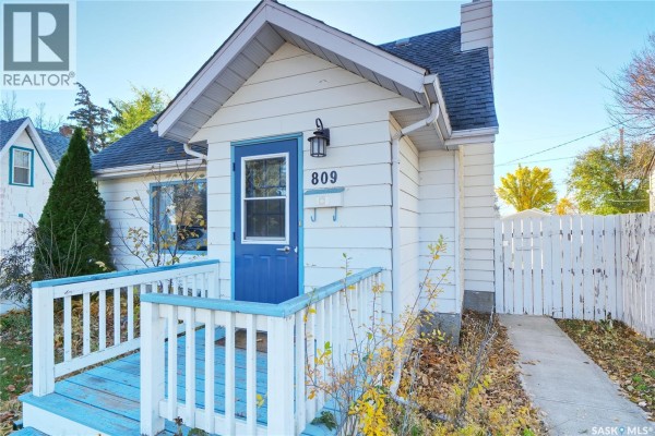 Living room - 809 Athabasca Street E, Moose Jaw, SK S6H0M6 Photo 2
