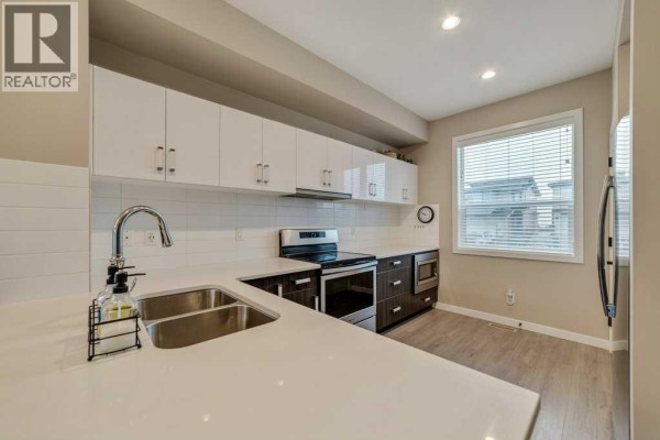 Living room - 809 Greywolf Run N, Lethbridge, AB T1H7G2 Photo 5