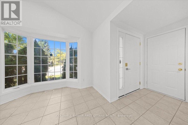 Sitting room - 81 Baypointe Crescent, Ottawa, ON K2G6R1 Photo 4