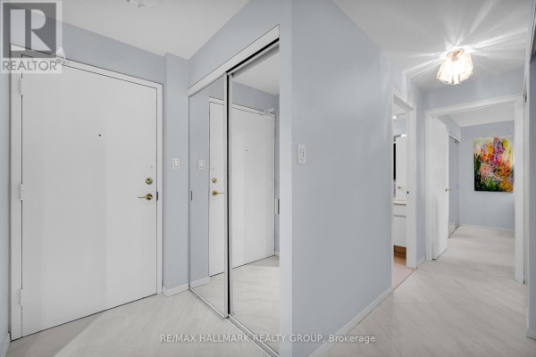 Living room - 810 - 151 Bay Street, Ottawa, ON K1R7T2 Photo 3