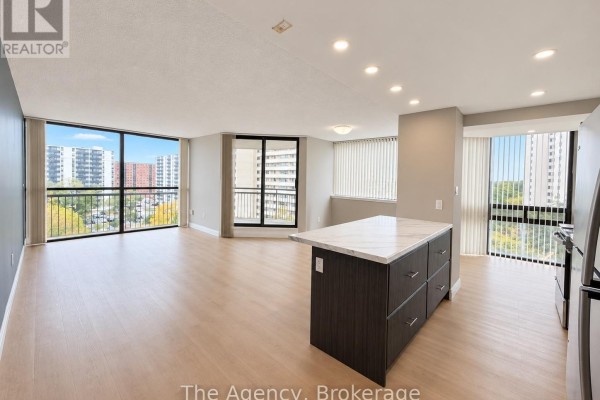 Living room - 810 - 2200 Sherobee Road, Mississauga, ON L5A3Y3 Photo 3
