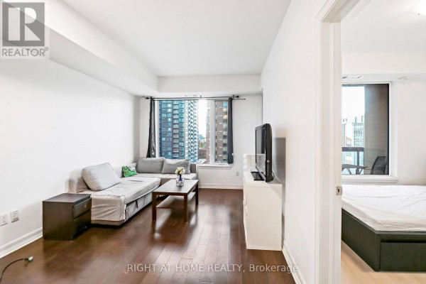 Living room - 810 - 238 Besserer Street, Ottawa, ON K1N6B1 Photo 4