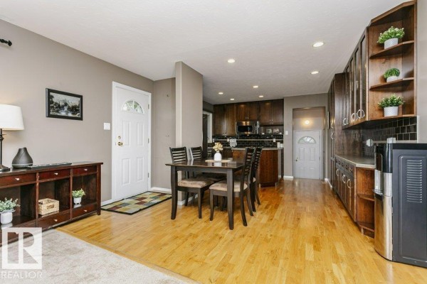 Family room - 8104 162 St Nw, Edmonton, AB T5R2L7 Photo 4
