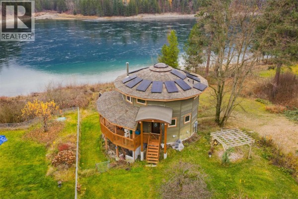 Full bathroom - 810a 16th Avenue, Genelle, BC V0G1G0 Photo 2