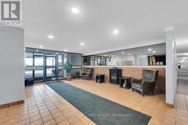 Living room - 811 - 15 Albright Road, Hamilton, ON L8K5J2 Photo 4