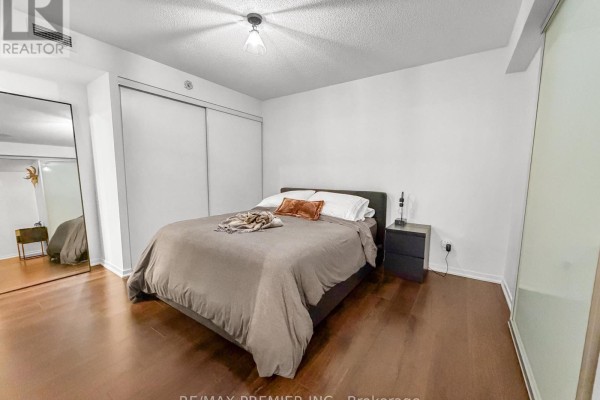 Bedroom 2 - 811 - 20 Joe Shuster Way, Toronto, ON M6K0A3 Photo 5