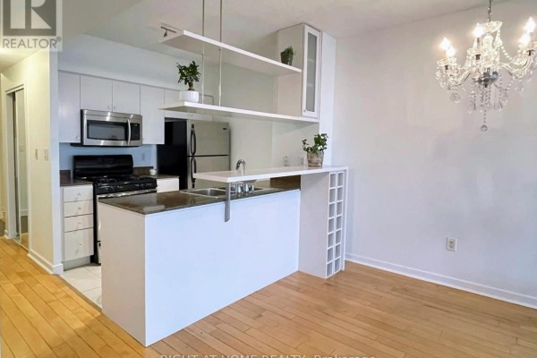 Kitchen - 811 - 35 Mariner Terrace, Toronto, ON M5V3V9 Photo 3