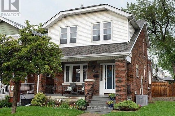 811 Coxwell Avenue, Toronto