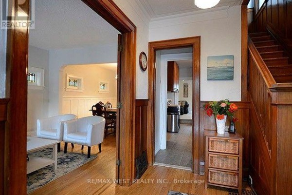 Living room - 811 Coxwell Avenue, Toronto, ON M4C3E5 Photo 2