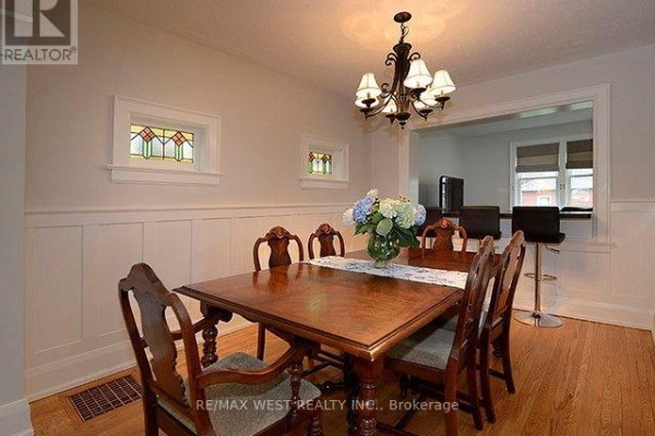 Kitchen - 811 Coxwell Avenue, Toronto, ON M4C3E5 Photo 4