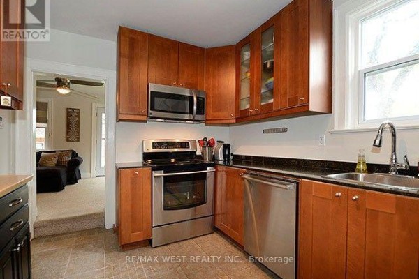 Family room - 811 Coxwell Avenue, Toronto, ON M4C3E5 Photo 5