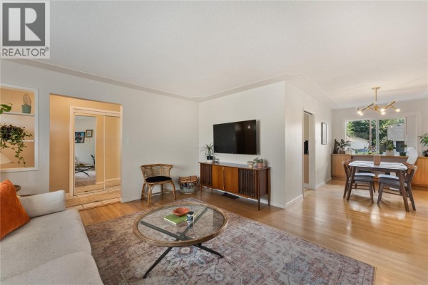 Dining room - 811 Martin Avenue, Kelowna, BC V1Y6V4 Photo 5