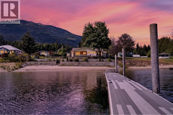 Living room - 8110 & 8120 Busk Road, Balfour, BC V0G1C0 Photo 3