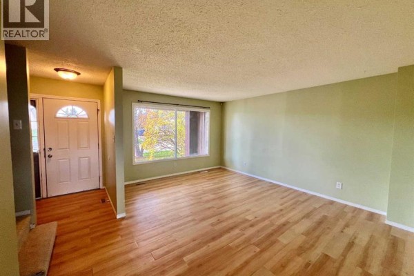 Living room - 8111 94 Street, Grande Prairie, AB T8V5R4 Photo 3