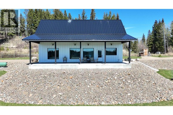 Living room - 8116 N Bridge Lake Road, Bridge Lake, BC V0K1X2 Photo 4