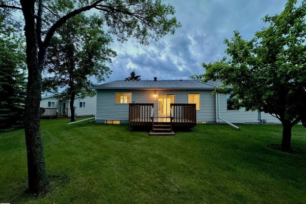 Kitchen - 8118 27 Av Nw, Edmonton, AB T6K4C9 Photo 3