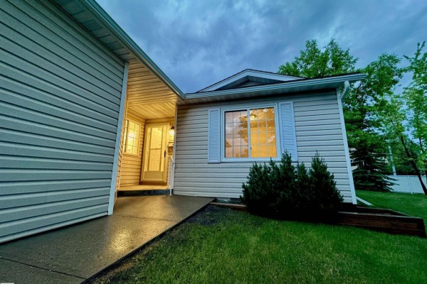 Family room - 8118 27 Av Nw, Edmonton, AB T6K4C9 Photo 4