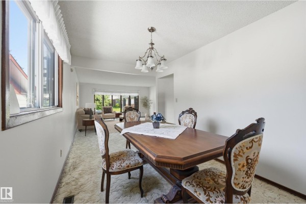 Kitchen - 8119 24 Av Nw, Edmonton, AB T6K2W2 Photo 3