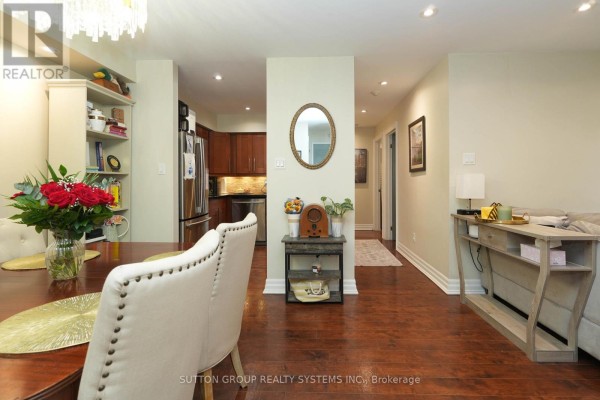 Kitchen - 812 - 1508 Pilgrims Way, Oakville, ON L6M3H1 Photo 3