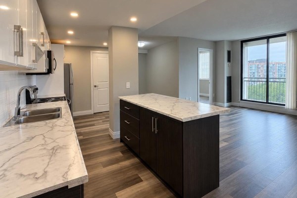 Living room - 812 - 2200 Sherobee Road, Mississauga, ON L5A3Y3 Photo 3