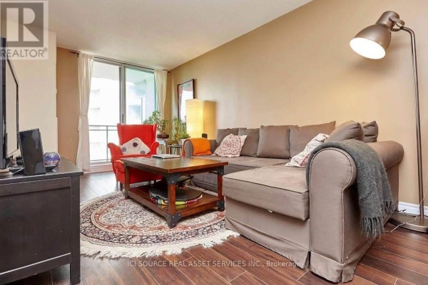 Living room - 812 - 228 Queens Quay W, Toronto, ON M5J2X1 Photo 2