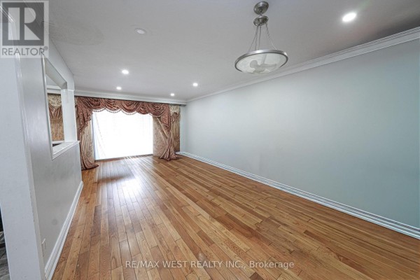 812 Kennedy Road, Toronto, ON M1K2C8 Photo 2