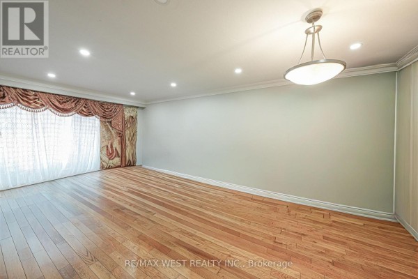 812 Kennedy Road, Toronto, ON M1K2C8 Photo 3