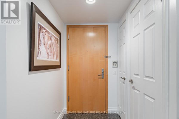 813 - 123 Eglinton Avenue E, Toronto, ON, photo 2